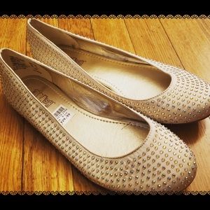 Cream flats w/Bling Detail Size 9.5.  Never worn